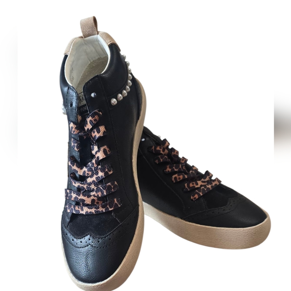 NWOB Mi.Mi Daisy Black Gold Star Sneakers Size 6